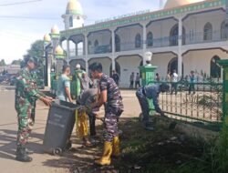 Babinsa Posramil Panyipatan Kodim 1009/Tla Laksanakan Jum’at Bersih di Masjid Jami Al Mujahidin