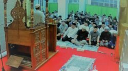 Kapolda Kalbar Mengajak Seluruh Personil  Rutin Sholat Tarawih Berjamaah di Masjid Annur Polda Kalbar dalam Meningkatkan Keimanan dan Ketaqwaan Dimomen Ramadhan
