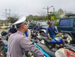 Sapa Pengendara di SPBU, Satlantas Polres Murung Raya Ingatkan Parkir Tertib Untuk Keselamatan