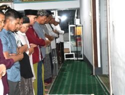 Ramadan Penuh Berkah, Dankodaeral XII Tarawih Bersama Prajurit dan Warga di Masjid Komplek TNI AL Yos Sudarso