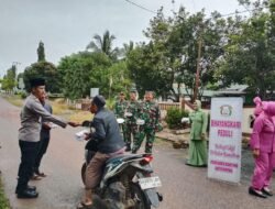 Berbagi Kebahagiaan di Bulan Suci Ramadhan, Posramil dan Polsek Batu Ampar Bagikan Takjil kepada Pengguna Jalan