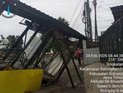 Halte Trans Jatim  Desa Singkalan Rusak Parah Hingga Saat Ini Belum Ada Evakuasi Dari Dinas  Perhubungan  Ditabrak Pick up Warga  Khawatir Timbulkan Korban , Arus Listrik Masih Menyala
