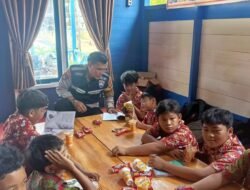 Peduli Dunia Pendidikan, Bhabin Piajar Polri Berikan Bimbel Kepada Anak-Anak Di Desa Juking Pajang