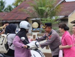 Kapolres Melawi dan Bhayangkari Turun ke Jalan, Bagikan Takjil untuk Warga di Bulan Ramadan