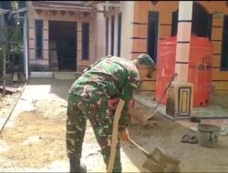 Atasi Kesulitan Warga, Babinsa Koramil 06/Selakau Bantu Cor Halaman Rumah Warga