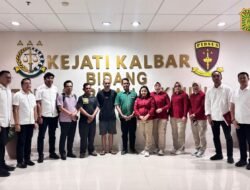 Penyerahan Tersangka dan Barang Bukti (Tahap II) Perkara Tindak Pidana Korupsi Oleh Penyidik Ditreskrimsus Polda Kalbar  ke Penuntut Umum Kejari Sintang