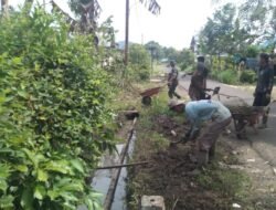 Babinsa Koramil 1002-03/Haruyan Bersama Warga Gotong Royong Bersihkan Lingkungan Desa Mangunang Seberang