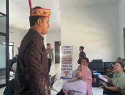 Polantas Menyapa Dengan Menggunakan Baju Batik dan Lawung Khas Dayak, Satlantas Polres Mura Pastikan Penertbitan SIM Tanpa Pungli