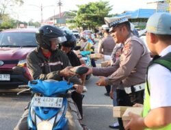 Satlantas Polres Murung Raya Berbagi Takjil Buka Puasa Ke Pengguna Jalan