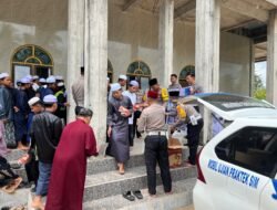 Peduli melalui Jumat Berkah, Polres Seruyan Bagikan Bingkisan ke Jamaah Masjid