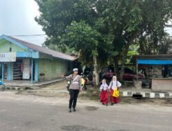 Wujudkan Keamanan Jalan Raya, Satgas Ops Keselamatan Telabang 2026 Beri Pelayanan Gatur Lalin dan Edukasi Pelajar