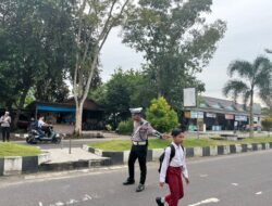 Pantau Jalur Padat, Satlantas Polres Sukamara Pastikan Keamanan Siswa Melalui Gatur Lalin Pagi