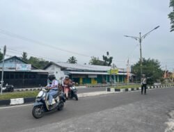 Sentuhan Humanis Satlantas Polres Sukamara: Jaga Kelancaran Persimpangan dan Bantu Seberangkan Pelajar