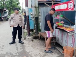 Pastikan Keamanan Penyeberangan, Personel Polsek Kapuas Barat Patroli di Dermaga Feri Desa Saka Mangkahai