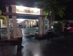 Personil Polsek Kapuas Barat Laksanakan Pengamanan Sholat Tarawih Mesjid Al Falah Kelurahan Mandomai