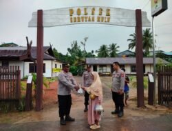 WUJUDKAN KEPEDULIAN DI BULAN SUCI, POLSEK SERUYAN HULU BAGIKAN TAKJIL KEPADA WARGA DESA TUMBANG MANJUL