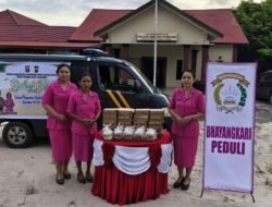 Gelar Aksi Sosial, Bhayangkari Ranting Banama Tingang Sapa Masyarakat Lewat Pembagian Takjil Gratis