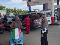 Pastikan Kamseltibcarlantas Kondusif, Satlantas Polres Murung Raya Pantau Antrian SPBU Puruk Cahu