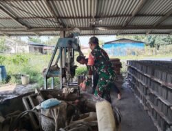 Eratkan Hubungan Dengan Warga Babinsa Malek Koramil 08/Paloh Komsos Bersama Pembuat Batako