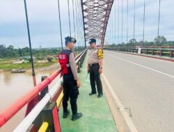 Patroli di Jembatan Merdeka, Polres Murung Raya Pastikan Arus Lalu Lintas Aman dan Lancar Selama Ramadan