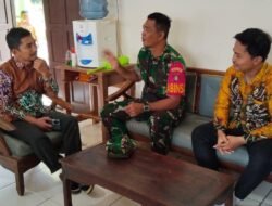 Pererat Silaturahmi di Bulan Ramadhan, Babinsa Kodim 1009/Tanah Laut Komsos Bersama Warga Desa Binaan