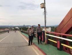 Patroli Jalan Kaki di Jembatan Merdeka, Polres Murung Raya Pastikan Arus Lalu Lintas Lancar