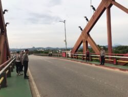 Patroli Jalan Kaki, Polres Murung Raya Pastikan Arus Lalu Lintas Lancar Di Jembatan Merdeka