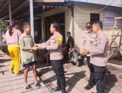 RAMADAN PENUH BERKAH, KAPOLSEK KAPUAS TENGAH DIDAMPINGI KETUA BHAYANGKARI RANTING KAPUAS TENGAH BAGIKAN RATUSAN TAKJIL UNTUK PENGENDARA