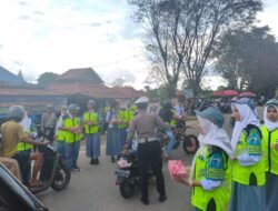 Berbagi Takjil, Satlantas Polres Murung Raya Sisipkan Edukasi Tertib Lalu Lintas