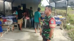 Eratkan Silaturahmi, Anggota Koramil 03/Tebas Komsos Bersama Warga Penjual Takjil