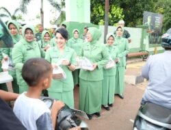 Berbagi Kebahagiaan, Dandim 1009/Tanah Laut dan Ketua Persit KCK Cabang XXXII Bagikan Takjil Untuk Pengguna Jalan