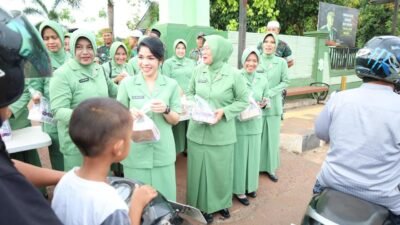 Berbagi Kebahagiaan, Dandim 1009/Tanah Laut dan Ketua Persit KCK Cabang XXXII Bagikan Takjil Untuk Pengguna Jalan