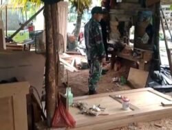 Tingkatkan Silaturahmi, Anggota Koramil 06/Selakau Komsos Bersama Pengrajin Mebel