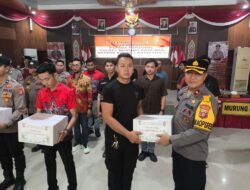 Kapolres Murung Raya Bagi Parcel Lebaran untuk Seluruh Anggota dan Brimob