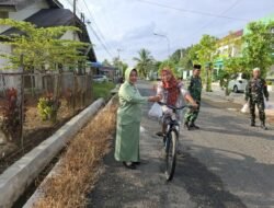 Jelang Berbuka, Koramil 1002-05/Pandawan Bagikan Takjil untuk Pengguna Jalan