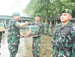 Perhatian Pimpinan, Dandim 1002/HST Bagikan Bingkisan Lebaran dan Lepas Cuti Prajurit