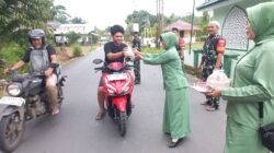 Wujud Kepedulian TNI, Koramil Batang Alai Utara Berbagi Takjil kepada Warga