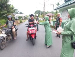 Wujud Kepedulian TNI, Koramil Batang Alai Utara Berbagi Takjil kepada Warga