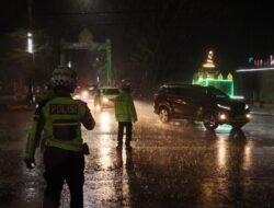 Diguyur Hujan, Polres Murung Raya Tetap Semangat Amankan Pawai Takbir