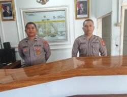 Personil Piket Jaga Polsek Kapuas Tengah melayani Warga masyarakat.