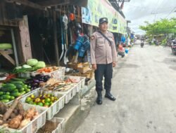 Personil polsek kapuas tengah lakuakan rutin Patroli ke pasar harian Pujon desa Pujon.