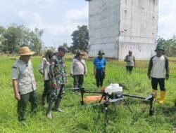 Babinsa Tabat Dampingi Uji Terbang Drone Pertanian, Tingkatkan Efisiensi Pemupukan