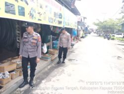 Personil polsek kapuas tengah lakuakan rutin Patroli ke pasar harian Pujon desa Pujon.