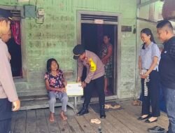 SEBAGAI BENTUK PEDULI KEPADA WARGANYA, KAPOLSEK KAPUAS TENGAH BERIKAN BAKSOS KEPADA WARGA KURANG MAMPU