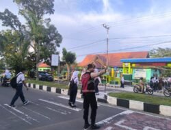 Personel Sat Samapta Polres Sukamara Gatur Lalin di Depan SMPN 1