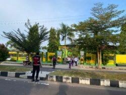 Personel Sat Samapta Laksanakan Pengaturan Lalin di Depan SDN Mendawai 2 Sukamara