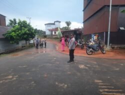 POLSEK SERUYAN HULU BAGIKAN TAKJIL KEPADA MASYARAKAT DESA TUMBANG MANJUL DI BULAN RAMADHAN