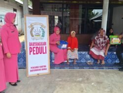 POLSEK HANAU DAN BHAYANGKARI BAGIKAN BANTUAN SOSIAL DI BULAN RAMADHAN KEPADA WARGA DESA PEMBUANG HULU II