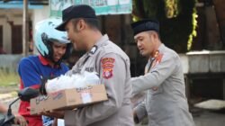 Bukan Razia, Personel Polres Gumas Justru Sapa Hangat Warga Lewat Takjil Gratis