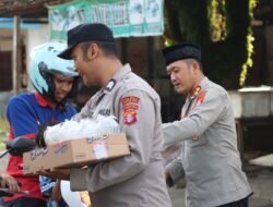 Bukan Razia, Personel Polres Gumas Justru Sapa Hangat Warga Lewat Takjil Gratis